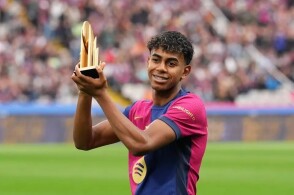 末节之王上线！詹姆斯三分命中，湖人瞬间反超鹈鹕